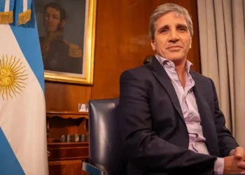 La economía sigue igual, dice Caputo.