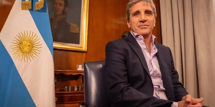 La economía sigue igual, dice Caputo.