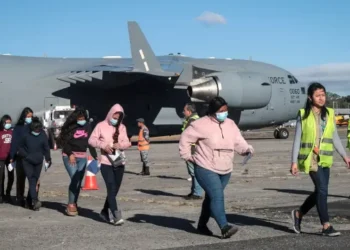 Primer vuelo con deportados de EE. UU. en Ezeiza.