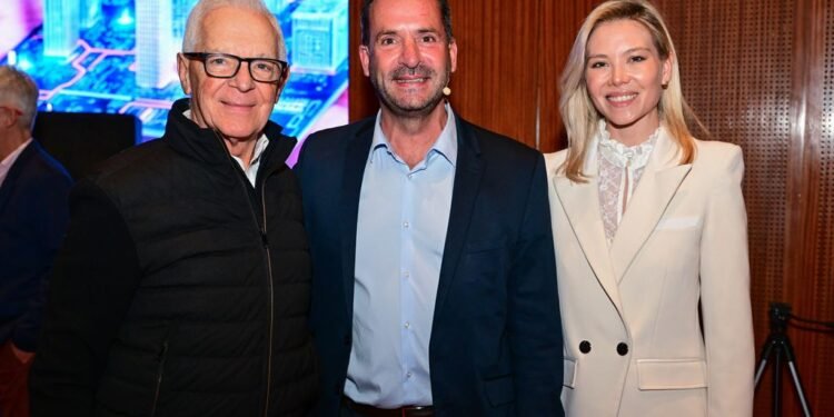 Ariel Sujarchuk estuvo acompañado por destacadas personalidades en la presentación de su primer libro, “Mañana es Hoy”, en el Museo Malba