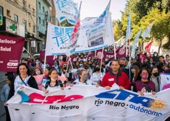 Miles de maestros marchan hoy