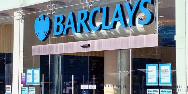 Milei: Aciertos y desaciertos económicos, según Barclays.