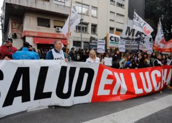 Protesta en Garrahan: cacerolazo contra decisión de Milei.