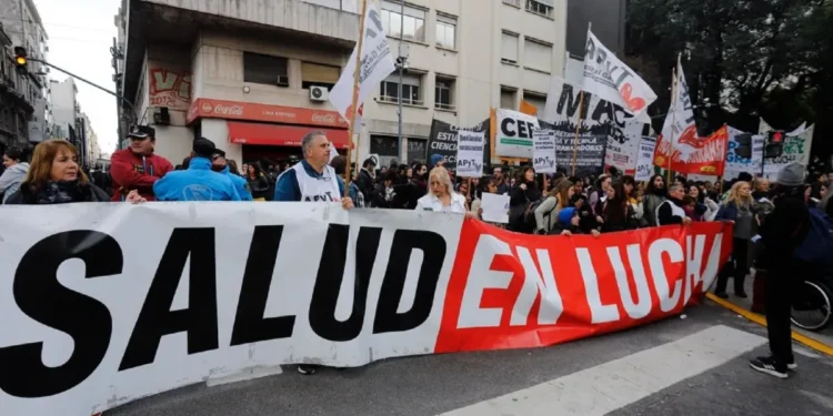 Protesta en Garrahan: cacerolazo contra decisión de Milei.