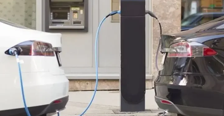 Regreso del 0% en arancel para autos eléctricos importados.