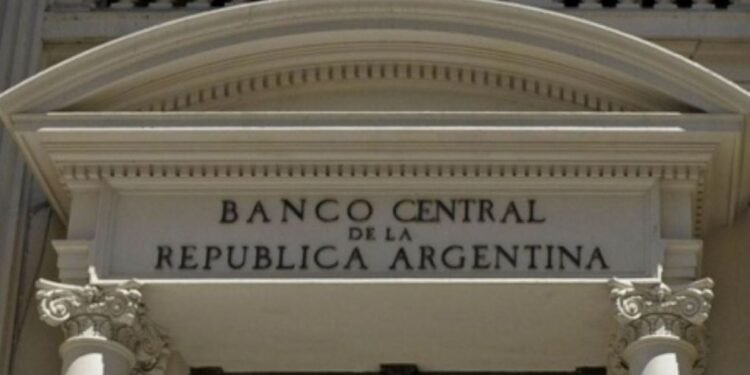 El Banco Central enfrenta dificultades para conservar dólares a pesar de las recientes adquisiciones, un factor crítico para el FMI