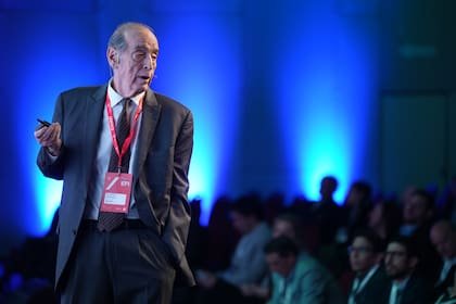 Ricardo Arriazu advierte sobre la necesidad de aprovechar la oportunidad económica y evitar errores