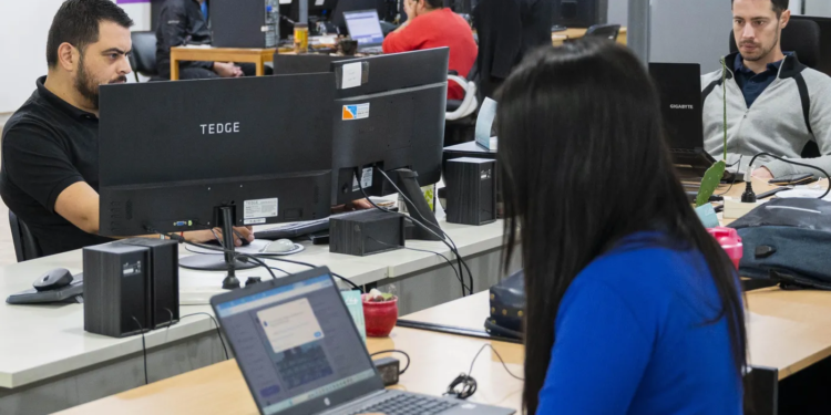 Reforma laboral vuelve a tener vigencia tras fallo judicial: modificaciones en vacaciones, indemnizaciones y banco de horas