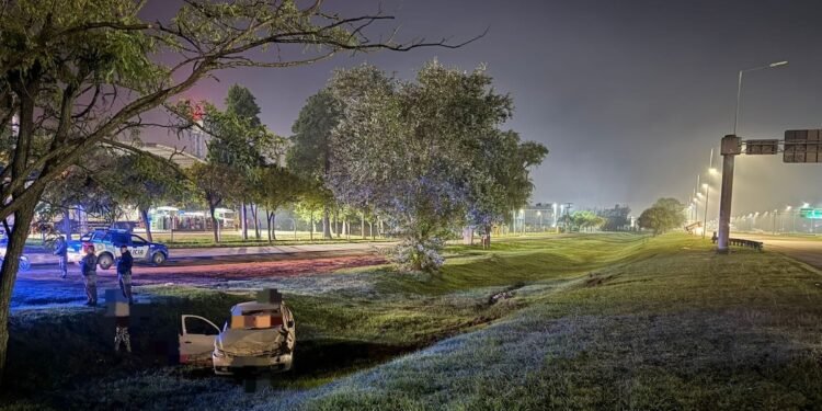 Una mujer pierde el control de su vehículo y provoca un fatal accidente