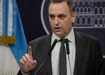 Adorni denuncia una ‘operación golpista’ del kirchnerismo y empresarios que obstaculizó la ‘reconstrucción’