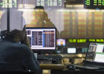 Tras el espaldarazo de Fitch, el riesgo país se desploma 5% y los bonos en dólares suben con fuerza.