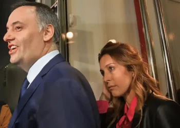 Manuel Adorni en la mira: afirman que sus fondos provendrían de “La SIDE”.