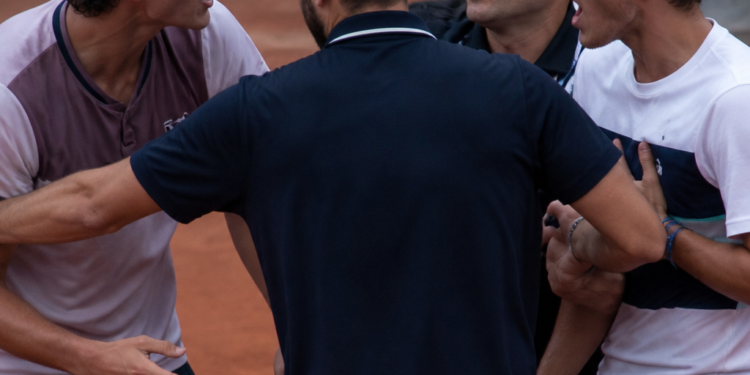 Conflicto en Roland Garros: Dos Tenistas Enfrentados Tras un Partido de Clasificación