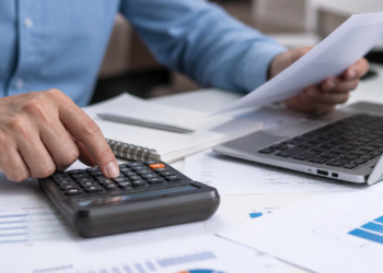 La recaudación fiscal en abril muestra signos de mejora, aunque por debajo de la inflación