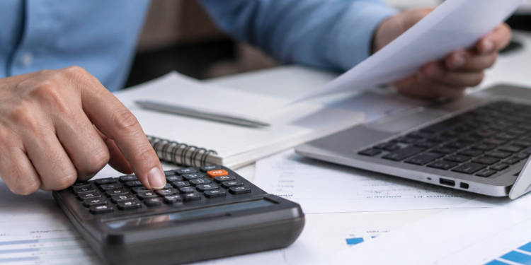 La recaudación fiscal en abril muestra signos de mejora, aunque por debajo de la inflación