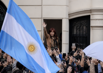 El kirchnerismo se moviliza a Constitución con motivo del primer aniversario de la condena a Cristina Kirchner