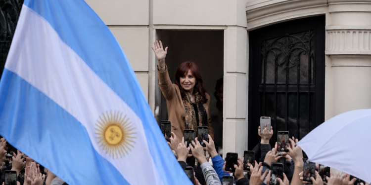 El kirchnerismo se moviliza a Constitución con motivo del primer aniversario de la condena a Cristina Kirchner