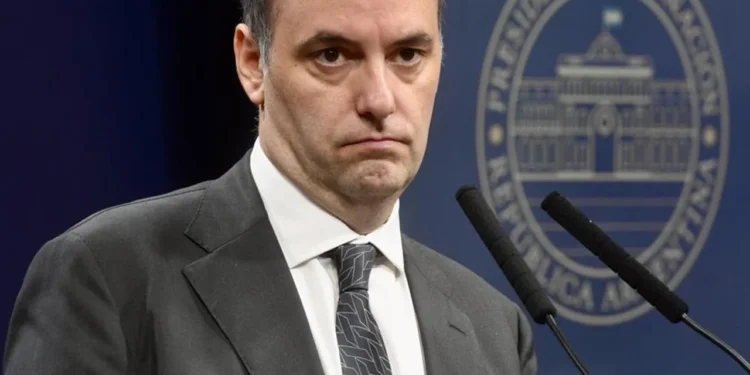 Manuel Adorni reubica a su madre en un barrio privado tras incidentes en su anterior domicilio
