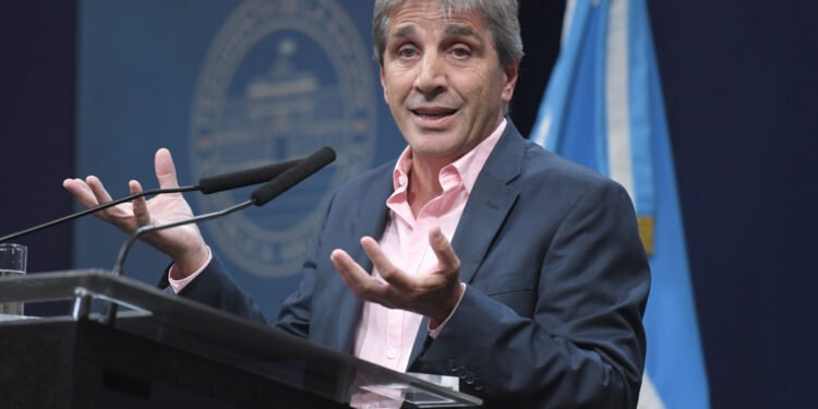 Caputo defendió la deuda de US$ 5.000 millones como un refinanciamiento