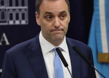 Manuel Adorni admite omisiones en su declaración jurada