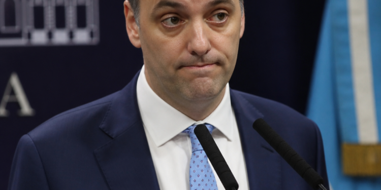 Manuel Adorni admite omisiones en su declaración jurada