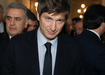Detrás de la SIDE: La reveladora participación de Santiago Caputo en un contexto de crisis