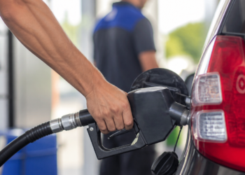 Impacto de la baja del petróleo en los precios de la nafta y decisiones de YPF