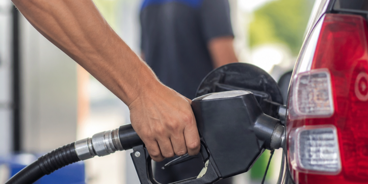 Impacto de la baja del petróleo en los precios de la nafta y decisiones de YPF