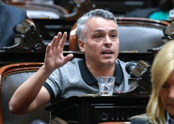 El diputado Esteban Paulón criticó con dureza a Javier Milei por su conocimiento de la Constitución.