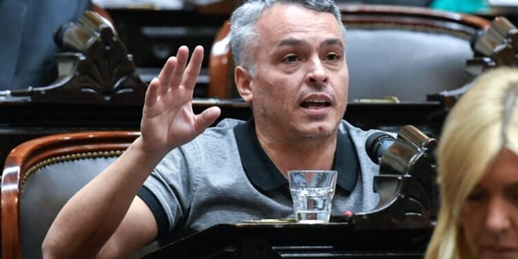 El diputado Esteban Paulón criticó con dureza a Javier Milei por su conocimiento de la Constitución.