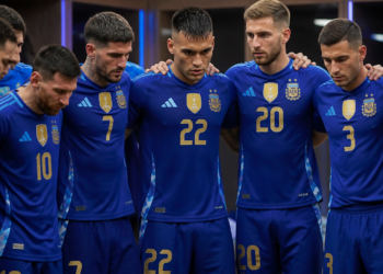 Motivos por los cuales Argentina usará la camiseta azul frente a Inglaterra en las semifinales del Mundial 2026