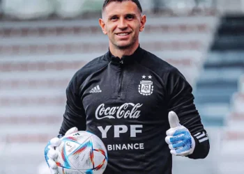 Una inesperada ayuda en el barro llevó a un regalo especial del Dibu Martínez