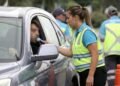 Un hombre choca contra el Metrobús y se atrincheró en su auto tras negarse al test de alcoholemia