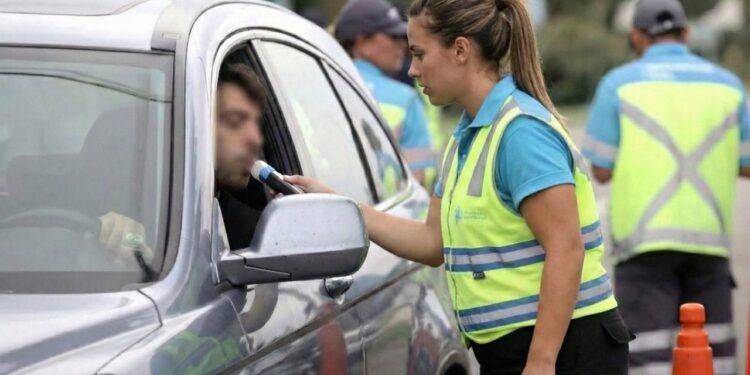 Un hombre choca contra el Metrobús y se atrincheró en su auto tras negarse al test de alcoholemia