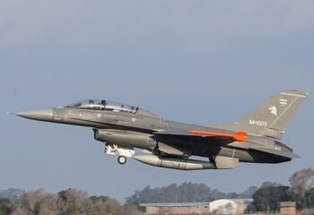 Visita a la base de los aviones F-16: seguridad rigurosa y tecnología avanzada