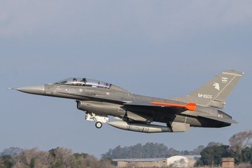 Visita a la base de los aviones F-16: seguridad rigurosa y tecnología avanzada