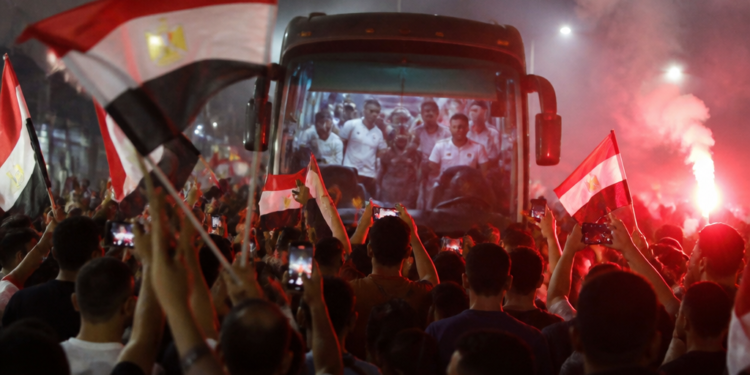 La selección de Egipto regresa a casa en medio de una masiva recepción tras su eliminación en el Mundial