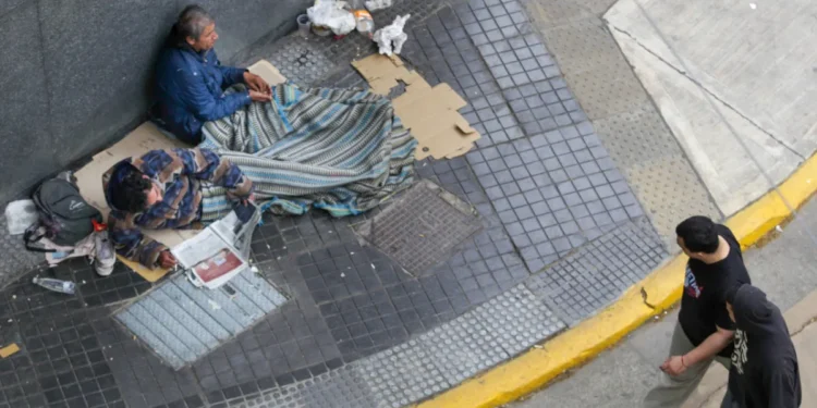 Alerta social: un informe de la UCA advierte que la pobreza revirtió su tendencia a la baja