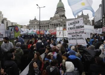 Tensión en el Congreso: La movilización contra la Ley de Tierras trasciende la calle y llega al Senado