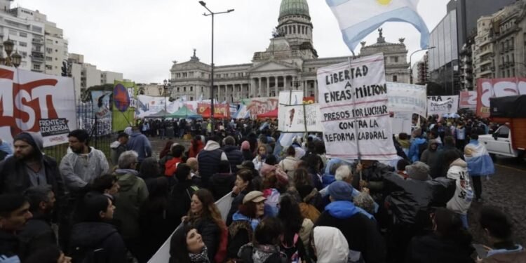 Tensión en el Congreso: La movilización contra la Ley de Tierras trasciende la calle y llega al Senado
