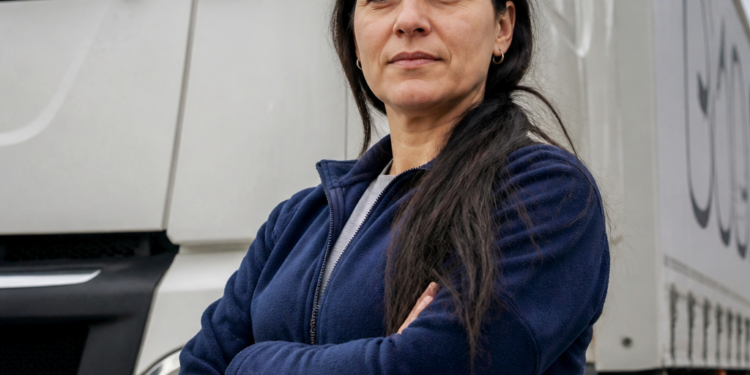 La vida de Miriam, camionera argentina en España: ‘Paso hasta 24 días en la ruta y al volver a casa tengo 3 o 4 días para ver a mis amigos’