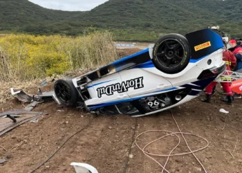 Impactante accidente de un piloto en el TC 2000: su auto se despistó, chocó contra un muro y volcó