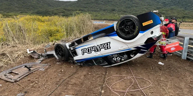 Impactante accidente de un piloto en el TC 2000: su auto se despistó, chocó contra un muro y volcó