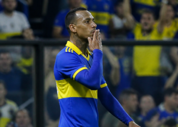 Sebastián Villa y su gesto hacia la hinchada de Boca tras su gol ante Recoleta en la Copa Sudamericana