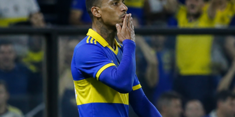 Sebastián Villa y su gesto hacia la hinchada de Boca tras su gol ante Recoleta en la Copa Sudamericana