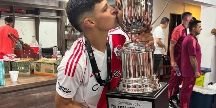 Leonel Jaime, la joven promesa de River que triunfa en Peñarol, ya se consagró campeón y fue el jugador del partido