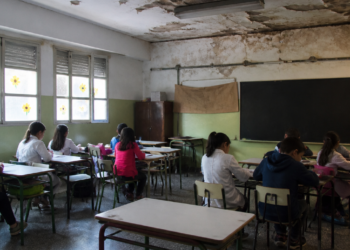 Padres denuncian precariedad en una escuela de La Plata: alumnos asisten por turnos por falta de mantenimiento