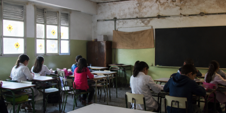 Padres denuncian precariedad en una escuela de La Plata: alumnos asisten por turnos por falta de mantenimiento