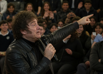 Javier Milei pidió a estudiantes que abuchen a periodistas durante su disertación