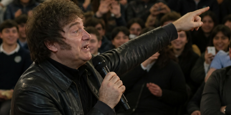 Javier Milei pidió a estudiantes que abuchen a periodistas durante su disertación